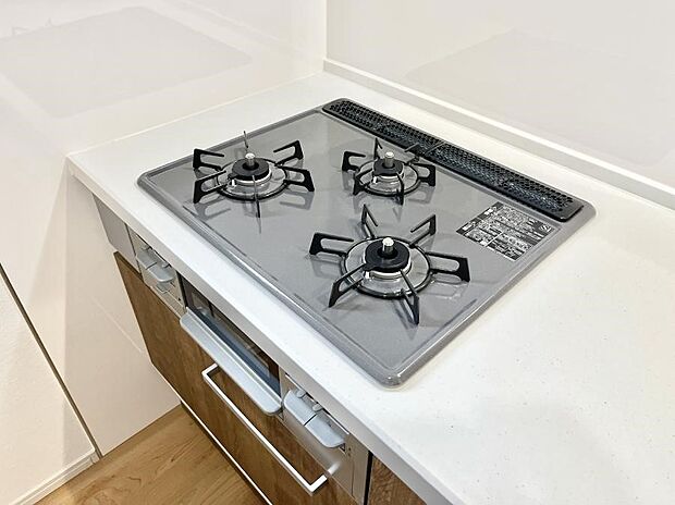 【Siセンサーコンロ】ガスコンロはSiセンサー搭載。火力調節や焦げ付き・消し忘れも防いでくれます。