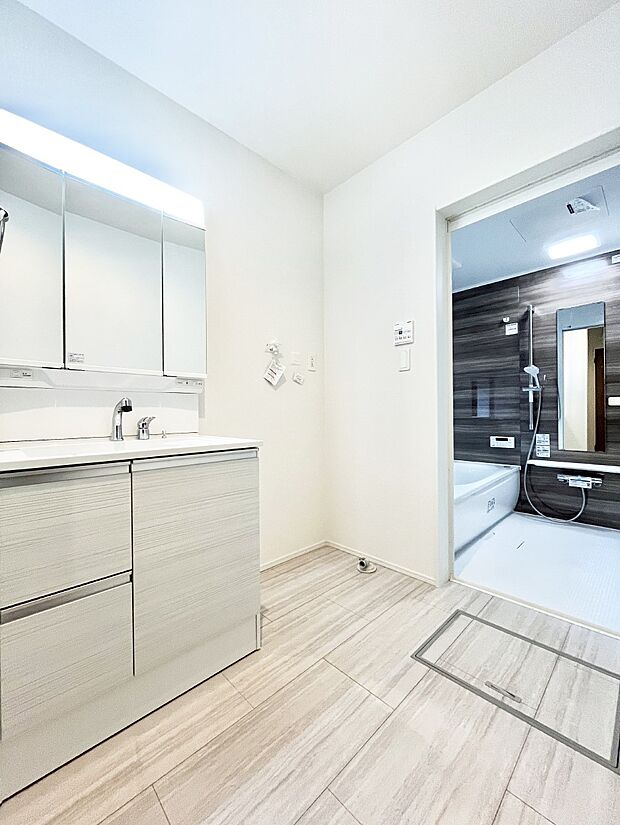 【洗面台・洗面所】清潔感のある快適空間です。毎日の身支度も気持ち良くお使い頂けます。 