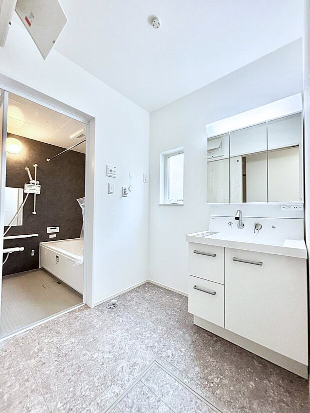 【脱衣場】小窓がついているので湿気の多い場所でも換気が十分行えます。毎日の身支度を気持ち良く！