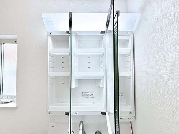 【三面鏡裏収納】三面鏡の裏に、化粧品や衛生用品などを収納可能。洗面台をすっきりと保ちます！