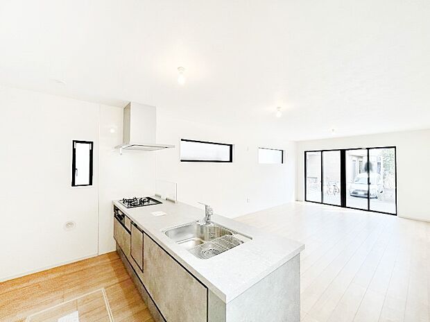 【ダイニングキッチン】ご家族の会話弾む対面キッチン。お料理中のパパママもご家族と過ごす時間が増えそう！