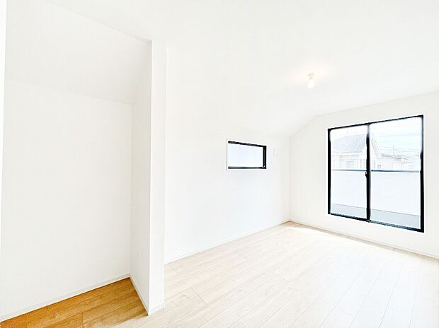 【寝室】バルコニーが明るさと開放感を演出！朝スッキリと目覚められそうですね。　