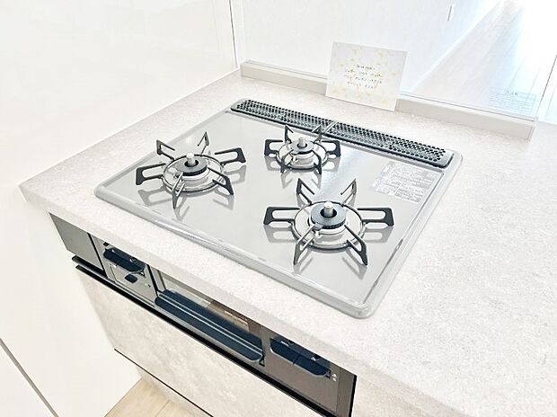 【Ｓｉセンサーコンロ】ガスコンロはＳｉセンサー搭載。火力調節や焦げ付き・消し忘れも防いでくれます。