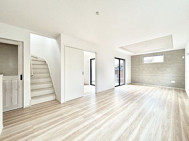 【リビングダイニング】リビング階段が家族の笑顔と会話をつないでくれます  