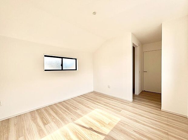 【寝室】収納が充実しているので居住スペースを広々使えます  