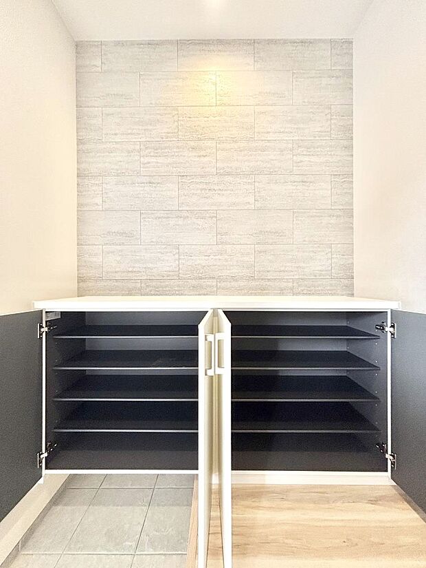 【シューズボックス】たっぷり収納できるシューズボックスで家族全員の靴も、玄関すっきり。