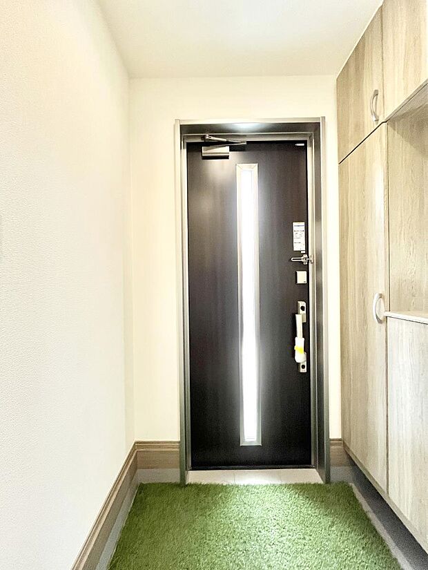 【玄関】明るい玄関はお客様をお出迎えするのにぴったりです!
