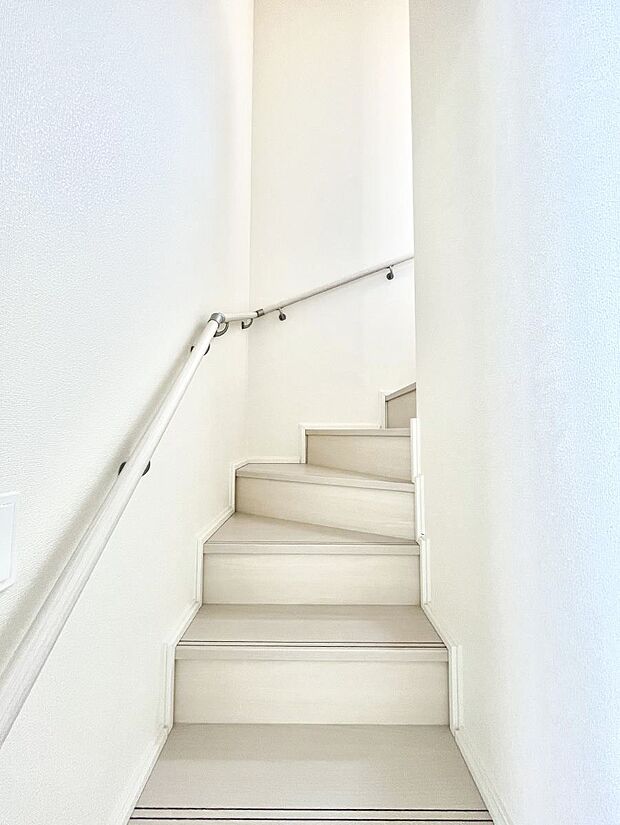 【その他内観】安全性を考慮し階段には手すりを設置しています