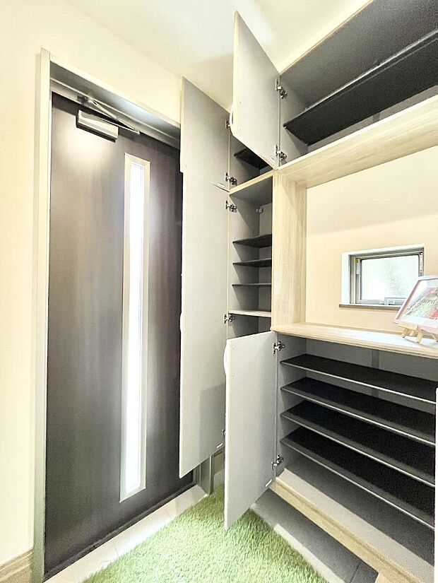 【シューズボックス】たっぷり収納できるシューズボックスで家族全員の靴も、玄関すっきり。