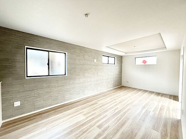 【リビングダイニング】明るい陽光が注ぎ、寛ぎの雰囲気に満たされるリビング・ダイニング。 