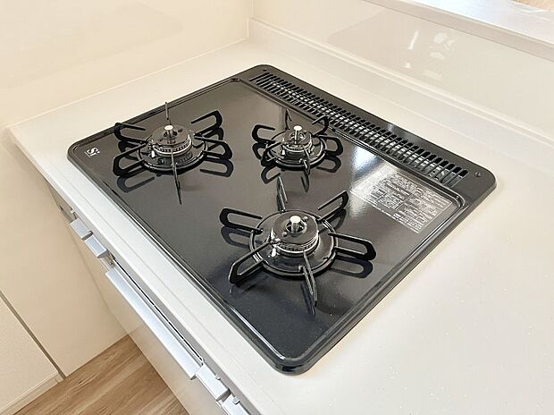 【Ｓｉセンサーコンロ】ガスコンロはＳｉセンサー搭載。火力調節や焦げ付き・消し忘れも防いでくれます。