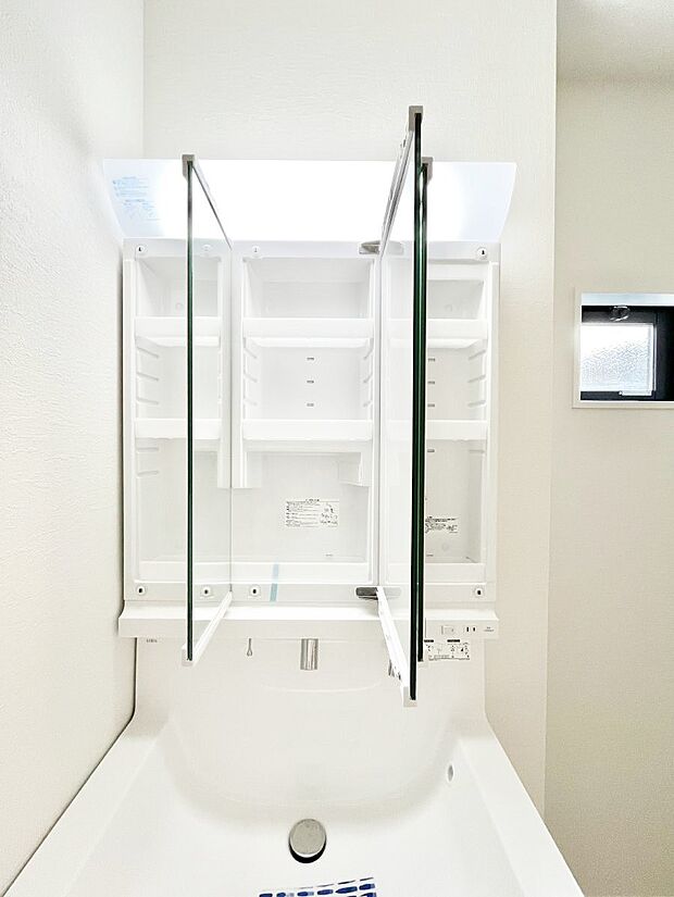 【三面鏡裏収納】三面鏡の裏に、化粧品や衛生用品などを収納可能。洗面台をすっきりと保ちます！