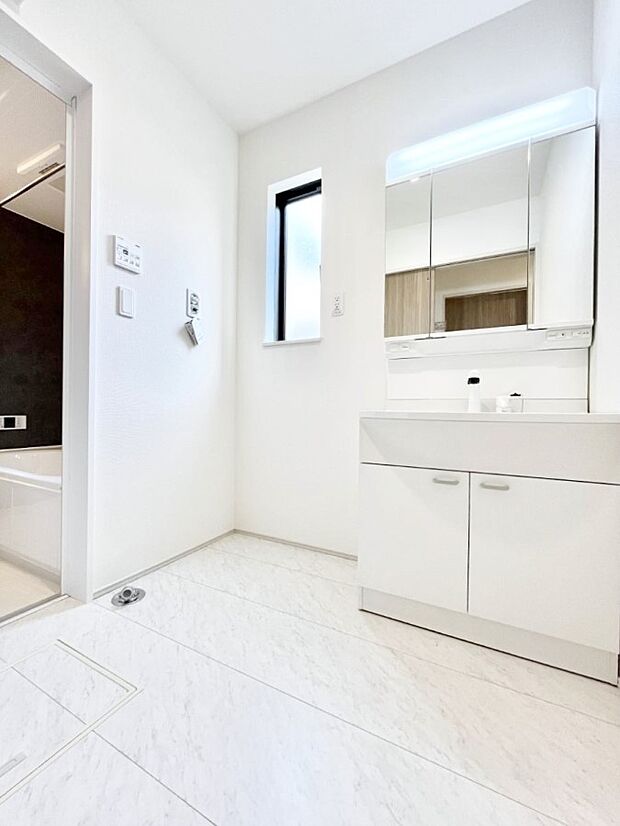 【脱衣場】洗面所はゆとりのあるスペースで、身支度や入浴後のスキンケアも心に余裕をもってできそうです。  