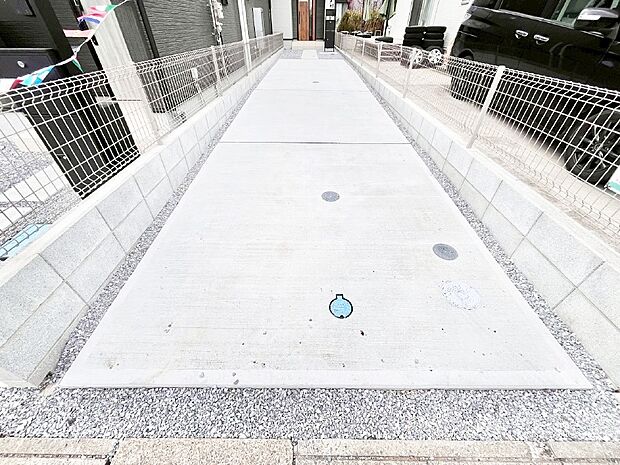 【駐車場】駐車2台可能！急なお客様の駐車に。また、ご家族の自転車スペースとしても大活躍。