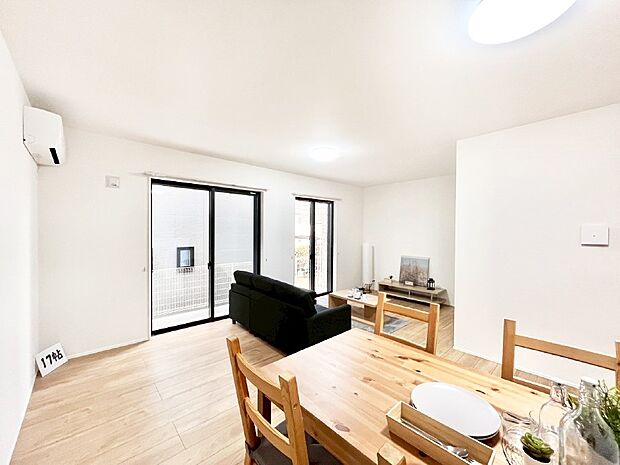 【ダイニング】家族の笑顔が自然と生まれてくる、そんな雰囲気のダイニングに仕上がっています。