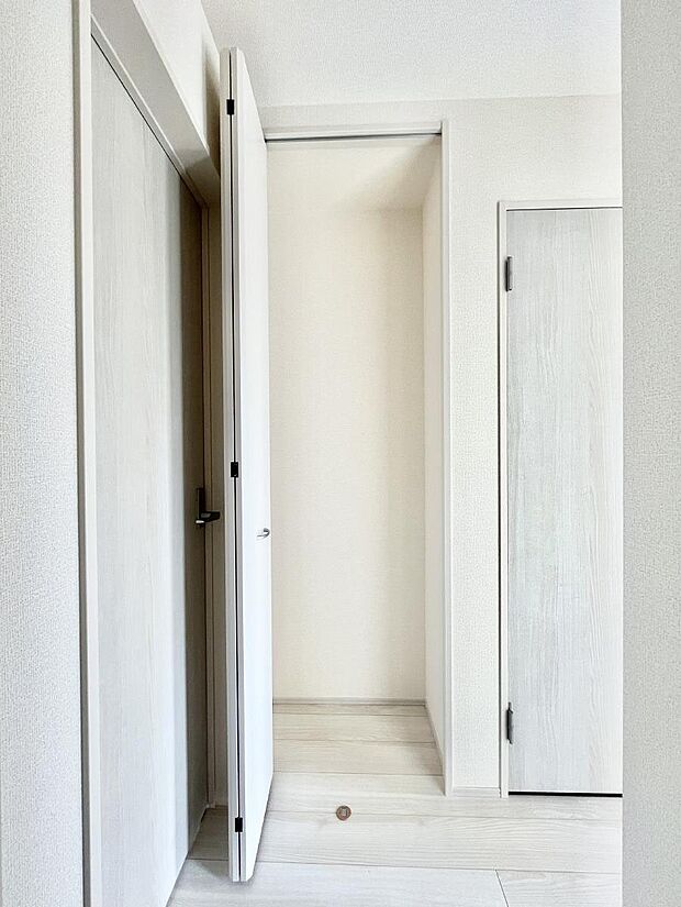 【廊下収納】廊下収納。掃除道具や季節の小物を収納することができます。