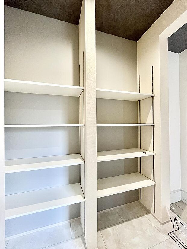 【収納】シューズインクローク付き!雨具やベビーカーも置けます。