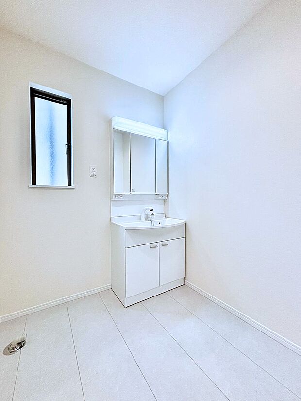 【脱衣場】清潔感のある快適空間です。毎日の身支度も気持ち良くお使い頂けます。