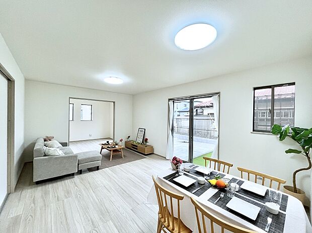 【ダイニング】家族の笑顔が自然と生まれてくる、そんな雰囲気のダイニングに仕上がっています。