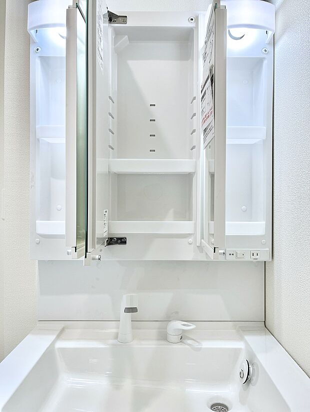 【三面鏡裏収納】三面鏡の裏に、化粧品や衛生用品などを収納可能。洗面台をすっきりと保ちます！