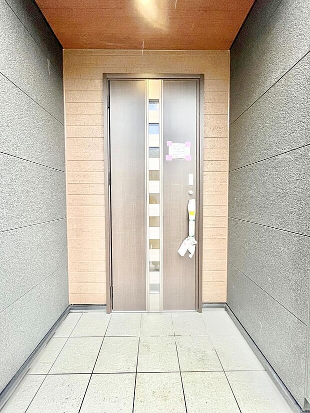 【玄関】大切な家族、来客を出迎える玄関。