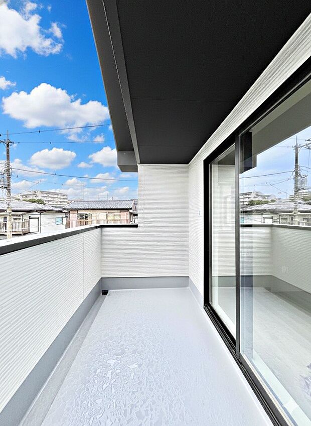 【バルコニー】気持ちよい陽光と風を感じられます  　　