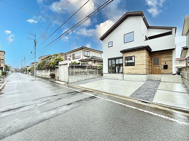 【前面道路含む現地写真】見通しの良さとともに、街並みに開放感を与えてくれます。