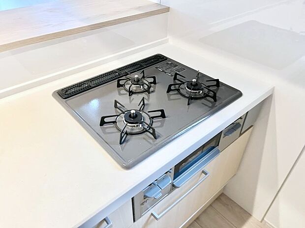 【Siセンサーコンロ】ガスコンロはSiセンサー搭載。火力調節や焦げ付き・消し忘れも防いでくれます。