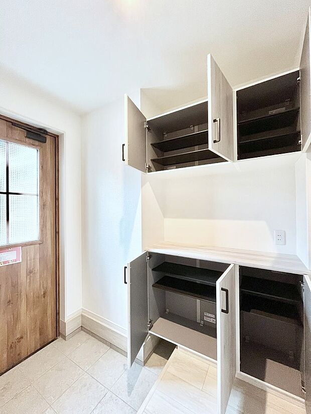 【シューズボックス】たっぷり収納できるシューズボックスで家族全員の靴も、玄関すっきり。