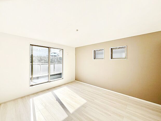 【寝室】アクセントクロスがオシャレ！プライベート時間も充実しそうな主寝室。