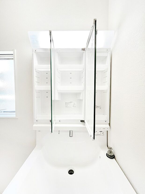 【三面鏡裏収納】三面鏡の裏に、化粧品や衛生用品などを収納可能。洗面台をすっきりと保ちます！