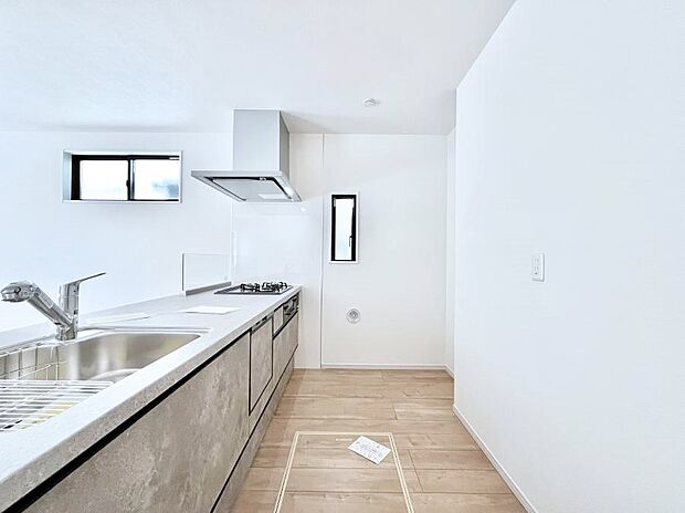 【ダイニングキッチン】爽やかな風が通り抜けるキッチン。窓があるので明るく換気にも役立ちます。