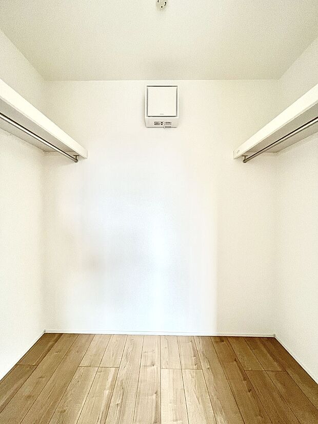 【ウォークインクローゼット】ウォークインクローゼット付きで生活空間を広く利用できます。