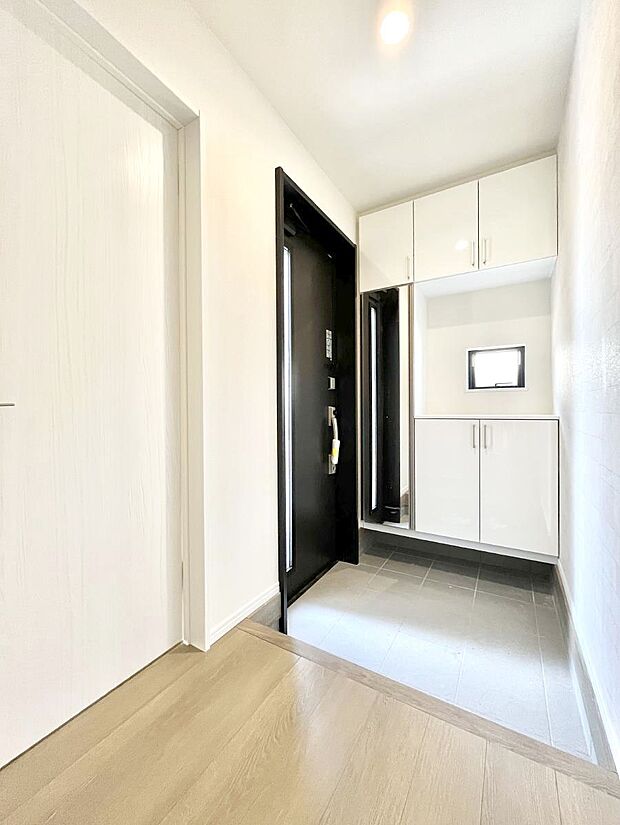 【玄関】明るい玄関はお客様をお出迎えするのにぴったりです！