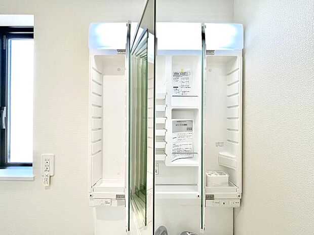 【三面鏡裏収納】三面鏡の裏に、化粧品や衛生用品などを収納可能。洗面台をすっきりと保ちます！