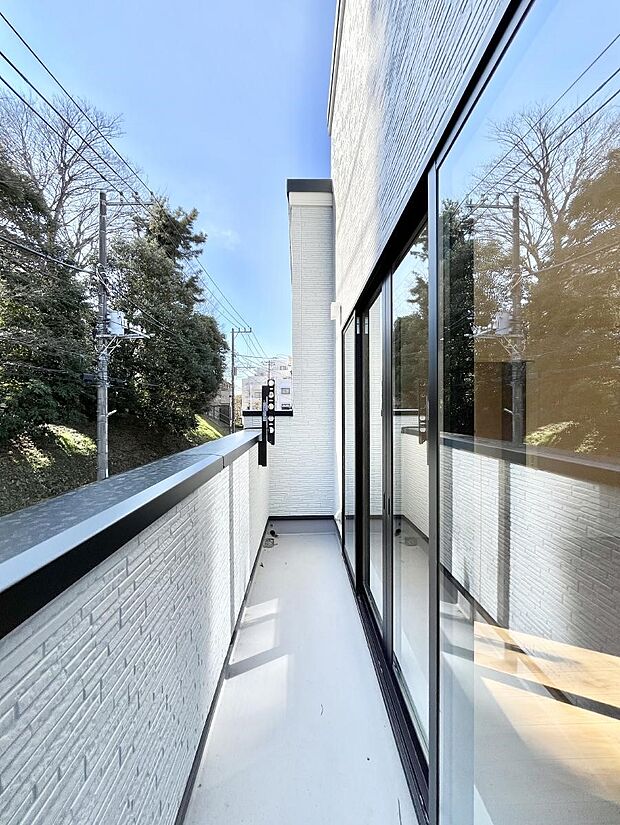 【バルコニー】暖かな陽光が降り注ぐバルコニーはお洗濯におすすめ。爽やかな風も心地よいです。