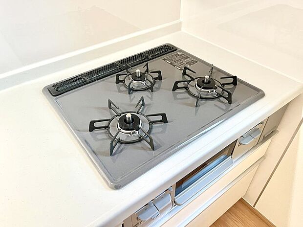 【Ｓｉセンサーコンロ】ガスコンロはＳｉセンサー搭載。火力調節や焦げ付き・消し忘れも防いでくれます。