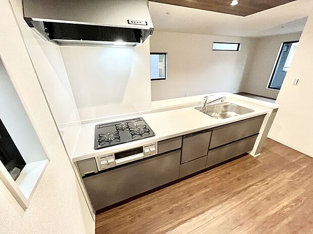 【ダイニングキッチン】料理をしながらでもご家族との会話を楽しめる対面キッチン