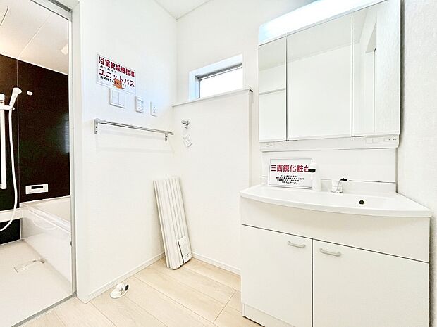 【脱衣場】清潔感ある洗面化粧室で朝の身支度も快適