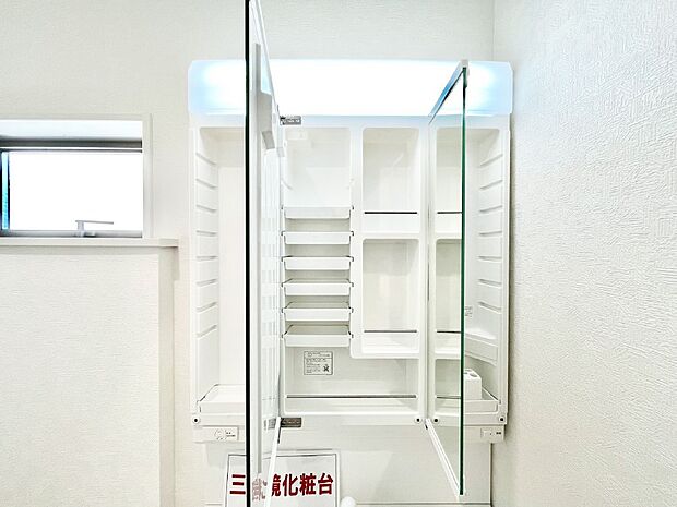 【三面鏡裏収納】三面鏡の裏に、化粧品や衛生用品などを収納可能。洗面台をすっきりと保ちます!