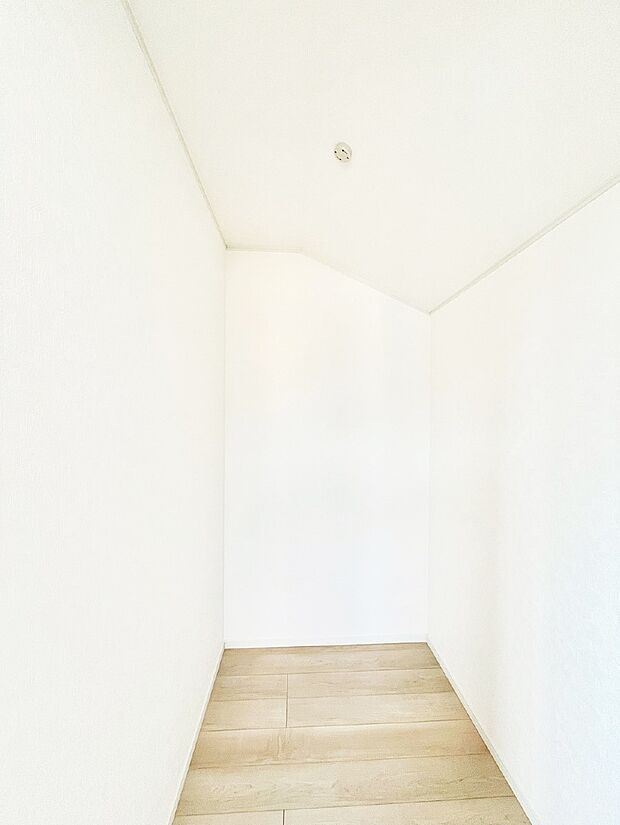 【ウォークインクローゼット】ウォークインクローゼットの活用で生活空間スッキリ