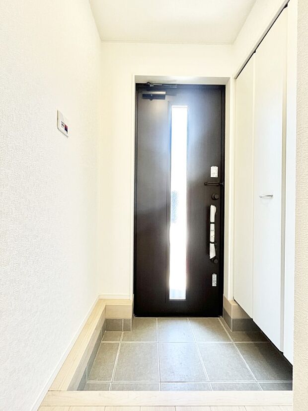 【玄関】明るい陽光が入り込む玄関。ご家族の靴もスッキリ収納できる玄関収納付き！