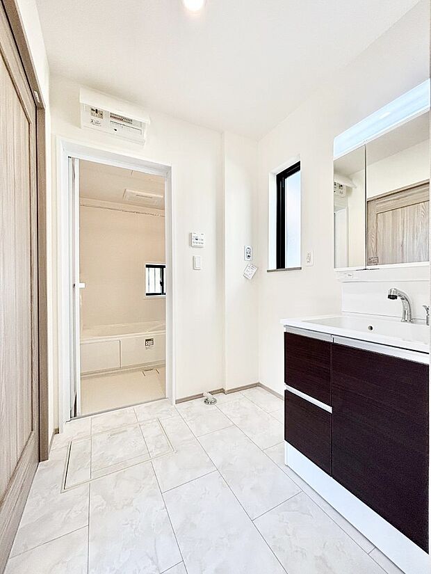 【脱衣場】身支度もスムーズにおこなえる脱衣場