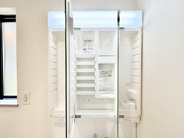 【三面鏡裏収納】三面鏡の裏に、化粧品や衛生用品などを収納可能。洗面台をすっきりと保ちます!