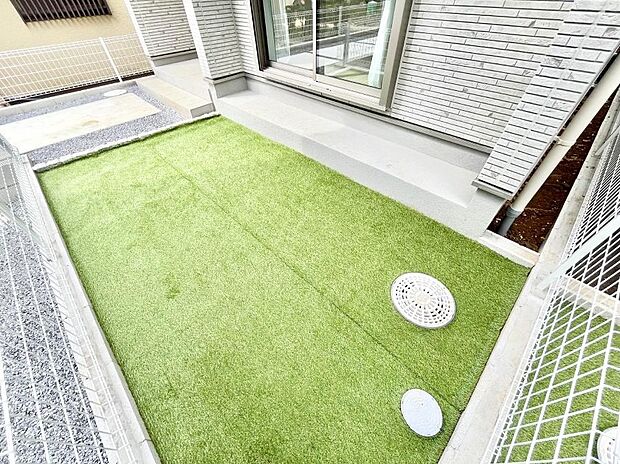 【庭】プランターを並べて季節のお花を楽しめるお庭付き。