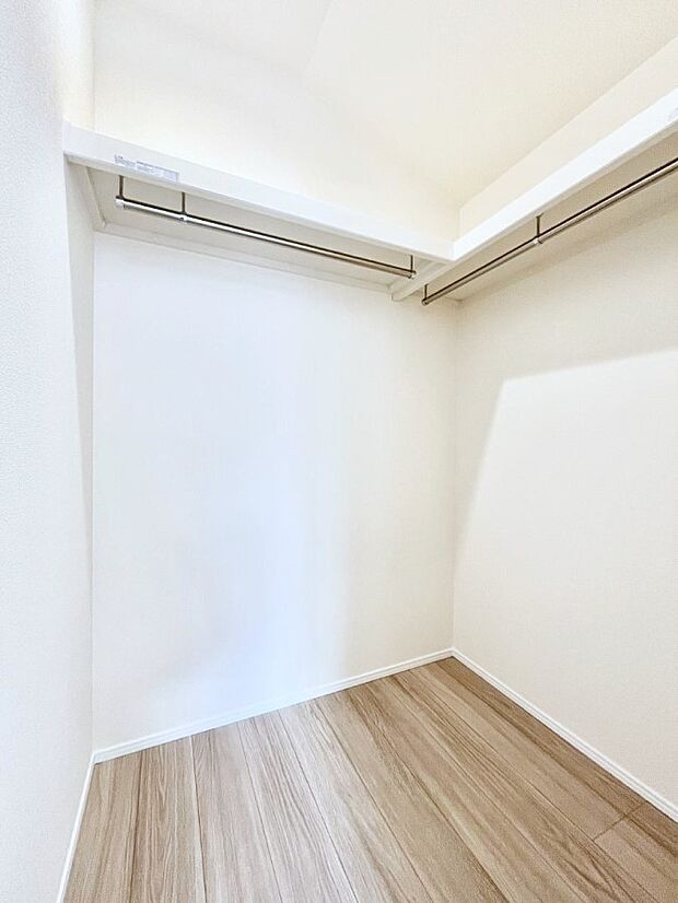 【ウォークインクローゼット】衣類をハンガーに掛けたまま収納できるWIC。衣類の整理整頓がしやすくて便利です！