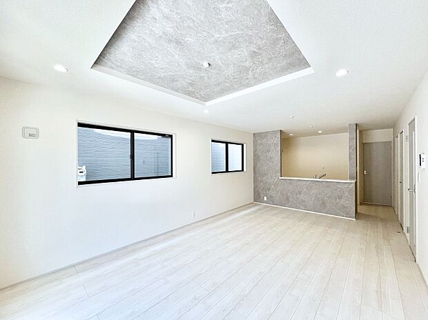 【ダイニング】折り上げ天井は立体的な奥行きがあるので、天井が広く見えて開放的な空間を演出できます。  