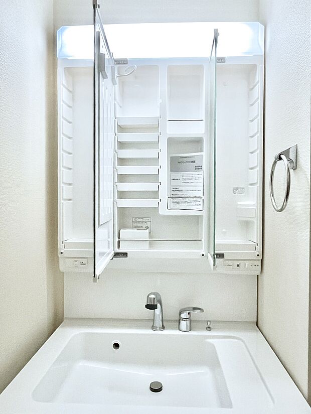 【三面鏡裏収納】三面鏡の裏に、化粧品や衛生用品などを収納可能。洗面台をすっきりと保ちます！