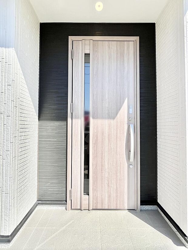 【玄関】住まいの顔を演出する、玄関ドア。 