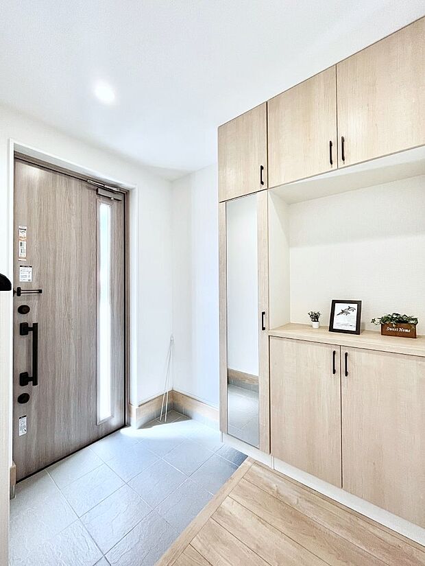 【玄関】ミラー付きシューズボックスはお出かけ前の身だしなみチェックに便利